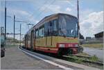 Der Be 4/8 N° 3 (94800 450 003-9 D-TVYS) aus Orbe in Chavornay angekommene wendet hier und wartet auf die baldige Rückfahrt nach Orbe. Der Gleichstromteil des Bahnhofs von Chavornay ist recht klein, und der in der Kurve stehende Triebwagen deshalb nicht ganz einfach zu fotografieren. 
Mit dem Fahrplanwechsel vom Dez. 2025 endete der Gleichstrom Betrieb und die Strecke wird auf Wechselstrom umgebaut, so dass ab dem Fahrplanwechsel 2026 direkte Züge von Lausanne nach Orbe angeboten werden. 

5. Juli 2025 