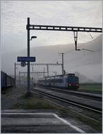 Ein SBB RBDe 560  Domino  erreicht auf seiner Fahrt von Neuchâtel nach Buttes den Bahnhof von Noiraigue. 

5. Nov. 2019