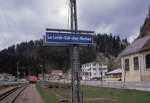 Le Locle - Le Locle-Col-des-Roches: Mit dem Rangierarbeiter an der Lok  hängend  zieht Re 4/4 II 11249 vor, um ihren Zug zu umfahren.