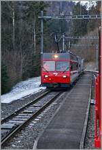 Wie gut kann man bei der CJ bei manchen Zügen noch die Fenster öffnen (aber leider kaum noch schließen...): Bei der Einfahrt in Combe Tabeillon konnte ich den CJ Be 4/4 616 mit einem