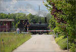 150 Jahre Emmentalbahn. 

E 3/3 853 der Jura-Simplon und Ed 3/3 3 'Langnau' der Emmentalbahn fahren mit ihrem Sonderzug Richtung Solothurn. In Wiler bei Utzensdorf wird das ungewöhnliche Gespann auch von Passanten mit grossem Staunen verfolgt, durchaus mit Augenzwinkern ist hier die Jubilarin im Vordergrund. Mai 2025.