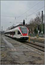 Eine S6 nach Stetten erreicht Lörrach. 
12. April 2006