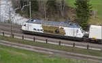 Re 465 016-4 der BLS, vermietet an Railcare, kommt den Gotthard hinuntergefahren.