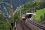 RABe 526 108/208 auf der Intschireussbrücke. Im Hintergrund die Chärstelenbachbrücke. Juli 2024.