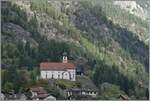 Unübersehbar: S Chiläli von Wassen / das bekannte Kirchlein von Wassen; etwas mehr Geschick braucht es, um dem RABe 526  Traverso  der als  Treno Gottardo  auf dem Weg nach Locarno ist zu