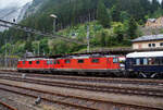 Eine SBB Re 8/8 in Form zwei gekuppelter Re II, die Re 4/4 11194 (Re 420 / 91 85 4 420 194-3 CH-SBB) und Re 4/4 11156 (Re 420 / 91 85 4 420 156-2 CH-SBB) hat am 02.08.2019 (leider bei Regen), mit dem
