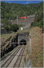 Im 1568 Meter langen Freggio-Kreiskehrtunnel begegneten sich die beiden IC2, im Bild nun, wenn auch klein, der IC 2 nach Basel SBB der nun nach Rodi-Fieso weiter färht.