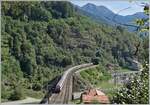 Ein SBB IC 2 nach Lugano auf der103 Meter langen Polmengobrücke über den  Tessin .