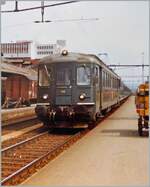Der Schnellzug 526 in Richtung Biel/Bienne erreicht Aarau, an der Spitze des Zuges der RBe 4/4 1416, dahinter eine Re 4/4 II; in der Folge übernahm dann der Triebwagen den Lokumlaufplan der Re