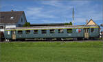 Der Museumszug mit Seetalkrokodil De 6/6 15301 mit BLS A 801 und SBB F 16847 rollt das starke Gefälle nach Hochdorf herunter. Im Bild der Einheitswagen I der BLS, A 801. September 2024.