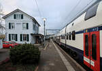 Rüschlikon, an der alten Strecke Zürich - Thalwil dem See entlang: Zug der Serie 514 vor dem hübschen Bahnhof Rüschlikon.