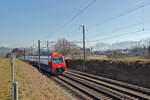 Die Strecke Uster - Wetzikon - Rüti ZH - Rapperswil: Ein Zug der S15 in Bubikon, mit Blick auf die Alpen.