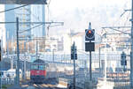 Die 3 Routen zwischen Zürich und Oerlikon: Im grellen morgendlichen Sonnenlicht fährt der von 420 226 gestossene Zug Richtung Tunneleinfahrt der Strecke nach Zürich (Löwenstrasse). Oerlikon, 5.März 2025 