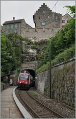 Der RABe 514 024-9 ist von Thayngen nach Zug unterwegs und fährt ohne Halt in Schloss Laufen am Rheinfall durch.
18. Juni 2016