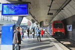 Nach Unterquerung der Limmat gelangen die Züge nach Zürich Stadelhofen. Hier fährt ein S-Bahnzug S3 ((z.T. Bülach-) Hardbrücke - Pfäffikon ZH - Wetzikon) in Stadelhofen ein, geführt von 450 006. 6.Februar 2023.  