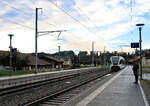 An der Nebenlinie (Weinfelden-) Sulgen - Gossau (-St.Gallen) (St.Galler S-Bahn S5): Unter einem grell-blauen Abendhimmel nach heftigem Regen erreicht Thurbo GTW 2/8 784 die Kreuzungsstation Hauptwil.