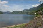Schöne Aussichten: schöne Aussichten bietet die Bahnfahrt dem Lago di Lugano entlang zwischen Capolago Riva San Vitale nach Melide, letzteres ist ganz im Hintergrund links im Bild zu sehen.