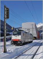 Die Railpool 186 497 hat in Airolo ihren aus Sggrrs S 204 Wagen bestehenden Ganz-Gterzug unter die Beladungseinrichtung rangiert und fhrt nun auf ein Wartegleis, bis der Zug beladen ist.