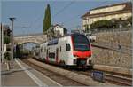 In Rivaz f�hrt ein SBB RABe 512 als RE33 auf dem Weg von Annemasse nach Martigny durch. Im Hintergrund ist eine der wenigen verblieben Steinbogenbr�cken der Simlon-Strecke zu sehen, die meisten anderen wurde durch  zeitgem�sse  Bauwerke ersetzt. 

12. August 2028
   