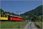 Bernina Bahn Ambieten an der  Riviera Vaudoise : Der RhB Bernina Bahn ABe 4/4 I N° 35 der Blonay Chamby Bahn ist mit dem Bernina Bahn As2 und dem hier nicht zusehenden MOB B4 N° 61 (beide