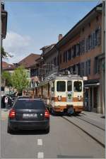 Der A-L Regionalzug 235 auf der Fahrt nach Leysin bei der hindernisreichen Fahrt durch die Altstadt von Aigle.