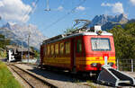 Der tpc BVB BDeh 2/4 „flche“ (Pfeil) 24, fr den gemischtem Adhsions- und Zahnradbetrieb der Bex–Villars–Bretaye-Bahn, ist beim Bahnhof Gryon ,mit dem vorgestellten Fahrradtransport-Vorstellwagen BVB Om725,  abgestellt, hier am 10.09.2023. 

brigens man kann diesen originalen Triebwagen fr kleines Geld (fr einen obligatorischen Preis kaufen. Da ist der Kaufpreis wohl der kleinere Anteil, die Verladung und der Abtransport sind da wohl die hhere Kosten. Die Transports Publics du Chablais muss leider die alten Zahnstangentriebwagen BDeh 2/4 „flche,  wie diesen Nr. 24 (Baujahr 1941) sowie die Nr. 22 (Baujahr 1940), leider entsorgen, da diese durch modernere Fahrzeuge ersetzt wurden. So kann man diese Triebwagen als Verein, Museum aber auch als Einzelpersonen von der tpc erwerben. Die letzte Revision von dem Triebwagen war im Dezember 2009.

Dieses Material muss in Bex (Schweiz) abgeholt werden. Der Spezialtransport und die allfllige Zollabwicklung (sofern dieses Material auerhalb der Schweiz transportiert wird) obliegen dem Kufer. Die Lnge betrgt ca. 15,0 Meter, die Breite 2,4 Meter und das Gewicht  20 Tonnen. Reserveausrstung ist ebenfalls vorhanden und wird dem Kufer zur Verfgung gestellt. Die Ausrstung muss vom Kufer vor dem 29. Februar 2024 evakuiert werden. Der Verkaufspreis ist symbolisch !!!

Die BVB BDeh 2/4 „flche“ (Pfeil) Nr. 21 bis 26 wurden in den 1940er Jahren (1939 bis 1945), noch als BFeh2/4,von der SLM (Schweizerische Lokomotiv- und Maschinenfabrik in Winterthur) gebaut, die elektrische Ausrstung ist von der MFO (Maschinenfabrik Oerlikon). Die Pfeile (flche) sind sogenannte Alleinfahrer, das heit sie fuhren nicht mit Steuerwagen oder in Mehrfachtraktion. Es wurden lediglich Vorstellwagen vorgesellt. 

Diese elektrischen Personentriebwagen mit Gepckabteil fr den gemischtem Adhsions- und Zahnradbetrieb, verfgen ber 2 Drehgestelle mit je 2 Achsen, von denen jeweils einen Achse mittels einem Motor angetrieben ist. Die somit beiden Motoren sind in Reihe geschaltet. Jeder in Lngsrichtung angeordnete Motor treibt ber eine Kupplung die Adhsionsachse an. Im Zahnradbetrieb wir das Triebzahnrad dann von der Achse angetrieben. Die Triebwagen mssen immer Zahnradbetrieb in der gleichen Richtung stehen (der Fhrerstand 1/ Drehgestell 1 muss immer in Richtung Berg zeigen), denn die Sperrklinkenbremse wirkt nur in einer Richtung. So mssen  die Triebwagen fr Transit zwischen der Linie Bex - Villars und der
Villars – Bretaye immer Gleis 5 nehmen, um in die richtige Richtung zu finden.

TECHNISCHE DATEN:
Inbetriebsetzung: 1939 bis 1945
Spurweite: 1.000 mm (Meterspur)
Achsfolge: 1Az 1Az
Zahnstangensystem: Abt
Lnge: 15.000 mm
Breite: 2.400 mm
Treibraddurchmesser: 764 mm
Zahnrad-Teilkreisdurchmesser: 573 mm
Eigengewicht: 19,5 t
Maximales Zuggewicht (Dienstgewicht): 27 t
Sitzpltze: 48
Stehpltze: 32
Max. Ladegewicht: 1,5 t
Versorgungsspannung: 750 V 
maximal Leistungsaufnahme: 580 Ampere
Leistung im Dauerbetrieb: 180 kW
bersetzung: 1:14,260 (Adhsion und Zahnrad)
Max. Neigung im Adhsionsbetrieb: 60 ‰
Max. Neigung im Zahnradbetrieb: 200 ‰
Hchstgeschwindigkeit im Adhsionsbetrieb: 35 km/h
Hchstgeschwindigkeit im Zahnradbetrieb bei Bergfahrt: 18 km/h
Hchstgeschwindigkeit im Zahnradbetrieb bei Talfahrt: 15 km/h

Der Vorstellwagen fr den Fahrradtransport BVB Om725 hat ein Eigenwicht von 1,6 t und eine max. Zuladung von 1,5 t.

Quelle: TPC

Die Wagenksten der Triebwagen haben groe hnlichkeit mit den acht reinen Zahnradtriebwagen GN Bhe 2/4 (ex BChe 2/4) der ehemaligen Glion–Rochers-de-Naye-Bahn (spter MTGN - Montreux–Territet–Glion–Rochers-de-Naye-Bahn, heute Teil der MVR - Transports Montreux-Vevey-Riviera). Von diesen wurden ja auch1938 fnf von der SLM gebaut (jeweils einer folgte 1947, 1949 und 1966). Diese sind aber reine Zahnradtriebwagen und haben eine Spurweite von 800 mm.