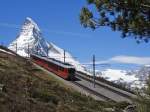 Vor dem 4478 Meter in die Höhe ragenden Matterhorn befinden sich am 16.06.2013 die Triebwagen der Gornergratbahn zwischen den Stationen Riffelberg und Riffelap auf Talfahrt.