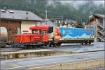 Gm 3/3 72 der Matterhorn-Gotthard-Bahn mit Gterwagen der Migros in Zermatt.