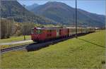 Deh 4/4 55 der Matterhorn-Gotthard-Bahn zieht einen Regionalzug das Wallis hinauf Richtung Andermatt.