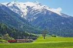 Am 11.05.2024 kommt Deh 4/4 II 95 mit einem Regio von Brig nach Andermatt in Lax an, im Hintergrund das 2951 m hohe Bättlihorn