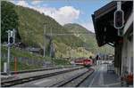 Der MGB De 4/4 I 23 erreicht mit einem Regionalzug von Disentis nach Andermatt die Station Sedrun.