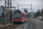 Warten auf das Bierlisi. 

Be 4/8 114 'Saturn' kommt von Oensingen nach Langenthal Gaswerk eingefahren. Februar 2026.