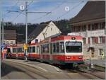 Nach Ostern wird die Waldenburger Bahn umgebaut, bzw. von der 750 mm Spurweite auf Meterspur umgebaut. So machten wir auf unserer Fahrt in die Ferien einen kleinen Umweg durchs Waldenburgertal, um das bekannte Waldenburgerli nochmals zu fotografieren. 
Besonders gut gef�llt mir die kleine Station H�lstein, wo auch Zugskreuzungen stattfinden, hier aber der BDe 4/4 16 mit seinem Zug ohne Gegenzug festgehalten wurde. 

25. M�rz 2021