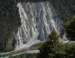 Groß die Schlucht, klein der Zug - Der GLACIER-EXPRESS GEX 904, Zermatt - St.Moritz passiert einen kleineren Bergsturz in der Ruinaulta und erreicht in Kürze die Station Versam-Safien