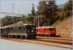 Ge 4/4 II 617 (Schnellzug 557) in Grün und 621 (Manöver) in Rot.