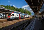 Der SBB RABe 511 038 (94 85 0 511 038-x CH-SBB), ein elektrischer sechsteiliger Doppelstock-Triebzug, vom Typ Stadler KISS bzw. DOSTO, verlässt, als RE 18475 von Annemasse (F) via Genf nach Saint-Maurice VS, am 26.05.2023 den Bahnhof Vevey.
