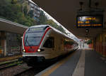   Der sechsteilige Stadler FLIRT RABe 524 104 „Airolo / Göschenen“ (ETR 524 104) der TiLo (Treni Regionali Ticino Lombardia) fährt am 03.11.2019, als RE 10 (Airolo –