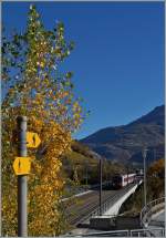 Zahlreiche Wanderwege erschliessen nicht nur fast jeden Winkel der Schweiz, sondern auch viele schöne Fotostellen für Bahnbilder: Ein Walliser Domino verlässt Leuk und wird in