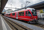 Der RhB ABe 4/16 – 3103 „Hortensia von Gugelberg“ ein vierteiliger ALLEGRA -Stammnetztriebzüge (STZ) am 12.09.2017 als Regional-Zug nach Thusis im Bahnhof Chur. Der Zug besteht im Einzelnen aus dem Steuerwagen ABt 31803, zwei kurz gekuppelte Niederflur-Zwischenwagen B 31203 und Bi 31603, sowie dem Triebwagen ABe 4/4 31003.

Optisch sind sie kaum von den ALLEGRA-Zweispannungstriebzug (RhB ABe 8/12) zu unterscheiden. Aufgrund ihres klassischen Einsatzgebiets in der Agglomeration Chur sind sie jedoch mit entscheidenden technischen Unterschieden versehen. Im Gegensatz zu den dreiteiligen Zweispannungstriebzügen  RhB ABe 8/12, bestehen  diese Kompositionen aus vier Einheiten. 

Der RhB ABe 4/16 ist ein vierteiliger elektrischer Triebzug, von denen die Rhätische Bahn (RhB) bei Stadler Rail insgesamt fünf Stück bestellt hat. Diese werden seit 2013 im Fahrgastverkehr eingesetzt. Die Triebzüge, von der RhB als „ALLEGRA-Stammnetztriebzüge (STZ)“ bezeichnet, sind von der Baureihe RhB ABe 8/12 („ALLEGRA-Zweispannungstriebzüge (ZTZ)“) abgeleitet, welche ebenfalls von Stadler Rail entwickelt und gebaut wurden. Im Gegensatz zu den ABe 8/12, welche als Triebfahrzeuge vor ganzen Zugkompositionen (d.h. ihnen werden noch Wagen darunter auch Güterwagen angehangen) eingesetzt werden, wurden die ABe 4/16 für den Agglomerationsverkehr rund um Chur beschafft, um die in die Jahre gekommenen Be 4/4 zu ersetzen.

Jeder der vier Wagen einer Einheit läuft auf zwei zweiachsigen Drehgestellen. Weil bei Meterspurfahrzeugen keine niederflurigen Wagenübergänge möglich sind, musste auf Jakobs-Drehgestelle wie beim Stadler Flirt verzichtet werden, Das Grundkonzept der Laufdrehgestelle wurde von den Bernina-Panoramawagen übernommen.

Das im Pflichtenheft geforderte Traktionsprogramm hätte bei zwei Triebachsen eine Achslast von 14 t Achslast erfordert und zu einem großen Verschleiß an Rad und Schiene geführt. Der realisierte Triebzug mit vier Triebachsen hat eine Achslast von nur 11 t, aber eine wesentlich bessere Beschleunigung als das ursprünglich vorgesehen Fahrzeug. Das vordere Drehgestell des Steuerwagens weist einen etwas größeren Radstand auf, um die Entgleisungssicherheit bei der Fahrt mit dem Steuerwagen an der Spitze zu verbessern.

Da die Wagen im Gegensatz zu den Zweisystem-Allegra nur auf dem Stammnetz verkehren, konnte jeder der vier Wagen um ein Fensterabteil länger gebaut werden. Jede Einheit verfügt über 24 Sitzplätze in der ersten und 156 Sitzplätze in der zweiten Wagenklasse sowie 22 Klappsitze. Die Wagen sind untereinander kurzgekuppelt, sie können nur in der Werkstatt getrennt werden. Die beiden Zwischenwagen sind mit einem Niederflureinstieg mit Schiebetritt versehen und verfügen über einen Niederflurbereich. In einem der Zwischenwagen befindet sich ein behindertengerechtes WC.

Die Allegra-Züge sind zu den Capricorn-Zügen ABe 4/16 weiterentwickelt worden. Von diesem Typ hat die RhB 56 Vierteiler für ihr neues Flügelzugkonzept bestellt.

TECHNISCHE DATEN der RhB ABe 4/16:
Hersteller:  Stadler Rail
Baujahr: 2011
Nummerierung:  3101–3105
Anzahl Fahrzeuge: 5
Einsatzgebiet: RhB-Stammnetz, S-Bahn Chur Thusis – Chur – Landquart – Schiers
Achsanordnung: Bo’Bo’+ 2’2’+ 2’2’+ 2’2’
Spurweite: 1.000 mm
Länge über Kupplung: 74.750 mm
Fahrzeugbreite:  2.650 mm
Fahrzeughöhe:  3.800 mm
Achsabstand im Motordrehgestell:  2.000 mm
Achsabstände in den Laufdrehgestellen: 1.800 mm / 2.000 mm
Triebraddurchmesser, neu: 810 mm
Laufraddurchmesser, neu: 685 mm / 810 mm
Dienstgewicht: 113 t
Max. Leistung am Rad: 1.400 kW
Anfahrzugskraft (bis 36 km/h): 140 kN
Höchstgeschwindigkeit: 100 km/h (techn. 120 km/h)
Speisespannung: 11 kV AC, 16.7Hz
Sitzplätze:  1. Klasse 24 / 2. Klasse 156 (und 22 Klappsitze)
Fußbodenhöhe: 480 mm (Niederflur am Einstieg) / 1.050 (Hochflur)
Einstiegbreite: 1.200 mm