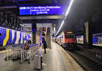 Der S-Bahnzug 514 044 wartet am Flughafen Zürich auf Abfahrt.