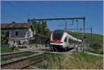 Der SBB RABe 522 212 ist als Regionalzug 96742 von Genève nach Bellgarde (Ain) unterwegs und verlässt nach einem kurzen Halt Russin.