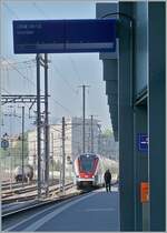 Auf den ersten Blick ein banales Bild; doch beim näheren Hinschauen verrät der Zugzielanzeiger die Besonderheit: Der SBB LEX RABe 522 220 ist als Léman Express 23535 der neuen Linie RL7 auf dem Weg nach Vernier! Die zum Fahrplanwechsel eingeführte RL 7 verbindet Annemasse direkt mit dem Flughafen von Genève oder mit Vernier. Die Züge nutzen den Güterzügen der Relation Bellegarde - Genève La Praille genutzten rund 1 km langen Tunnel von Châtelaine. Leider ist das auf starke Nachfrage beruhende Angebot mit nur vier Zugespaaren pro Tag nicht sehr üppig, besonders wenn man bedenkt, dass ein Zugspaar von und zum Flughafen fährt, zwei Züge nach Vernier, aber nur einer zurück und die drei verbleiben Züge nur auf dem Abschnitt Annemase - Lancy Pont Rouge verkehren.

16. April 2026