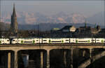 Mit Peter unterwegs in Bern - 

Ein Stadler Kiss der BLS auf dem Lorrainviadukt in Bern.

Über dem Zweig links der Bildmitte das Grosshorn, rechts folgt das Breithorn und Gspaltenhorn.

07.03.2025 

