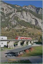 Der Region Alps Nina RABe 525 041 ist bei Sembrancher auf dem Weg von Le Châble nach Martigny und fährt über die 370 Meter lange Sembrancher Brücke. Die Stammstrecke der M-O führt nach Orsière, da beim Bau das Fernziel Aosta/Italien im Visier stand. Doch zum Bau der Mauvoisin Staumauer errichtete man die Zweistrecke nach Le Châble, die im August 1953 in Betrieb ging und heute danke dem Wintersportort Verbier weit mehr Verkehr aufweist, als der Streckenast nach Orsière.

30. Okt. 2024