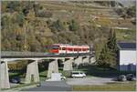 Ein Region Alps Nina ist bei Sembrancher auf dem Weg von Le Châble nach Martigny und fährt über die 370 Meter lange Sembrancher Brücke. Die Stammstrecke der M-O führt nach Orsière, da beim Bau das Fernziel Aosta/Italien im Visier stand. Doch zum Bau der Mauvoisin Staumauer errichtete man die Zweistrecke nach Le Châble, die im August 1953 in Betrieb ging und heute danke dem Wintersportort Verbier weit mehr Verkehr aufweist, als der Streckenast nach Orsière.

10. Okt. 2024