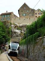 Nach einem kurzen Aufenthalt in Schaffhausen hat sich der RABe 526 790 auf den Rückweg gemacht und trifft erneut im Haltepunkt Schloss Laufen ein (26.07.2015)