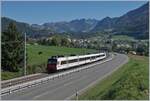 Ein TPF RBDe 560 (Eigentum SBB -> Vermietet an die TPF) ist auf dem Weg nach Broc Fabrique; die Strecke Bulle Broc-Village ist seit dem Fahrplanwechwechsel umgespurt, nun sein kurzem auch die Strecke