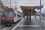 Im Bahnhof von Broc Chocolaterie wartet der TPF RBDe 560 i240 mit seinem RE 3919 auf die Abfahret nach Bern. 
Der Zug ist wie folgt zusammengesetzt(Spitze Schluss): ABT NPZ DO 50 85 39-43 863-2 CH-TPF, B NPZ DO 50 85 29-43 122-5 CH-TPF und dem schiebenden RBDe 560 DO 94 85 7 560 240-4 CH-TPF. 

24. Januar 2024