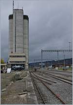 Der RE 18124 verlässt Les Verrières in Richtung Frankreich.