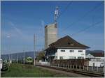 Der BLS RBDe 565 731 (94 85 7 565 731-7 CH-BLS) erreicht mit seinem Regionalzug von Lyss sein Ziel Büren an der Aare und fährt an deinem auf Landstationen typischen  Landi  Gebäude